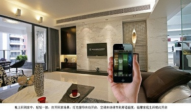 驚呆了！?。∫幻泻?樓高中墜下